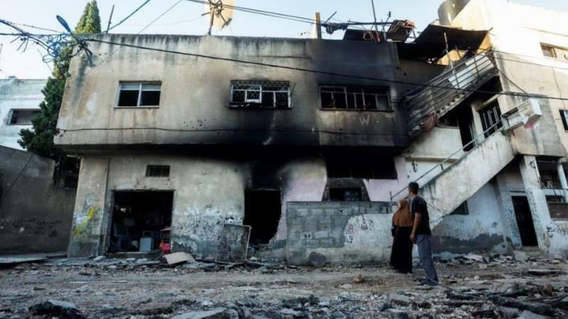 イスラエル軍によるガザ市内の空爆で燃えた家屋　Telegramより