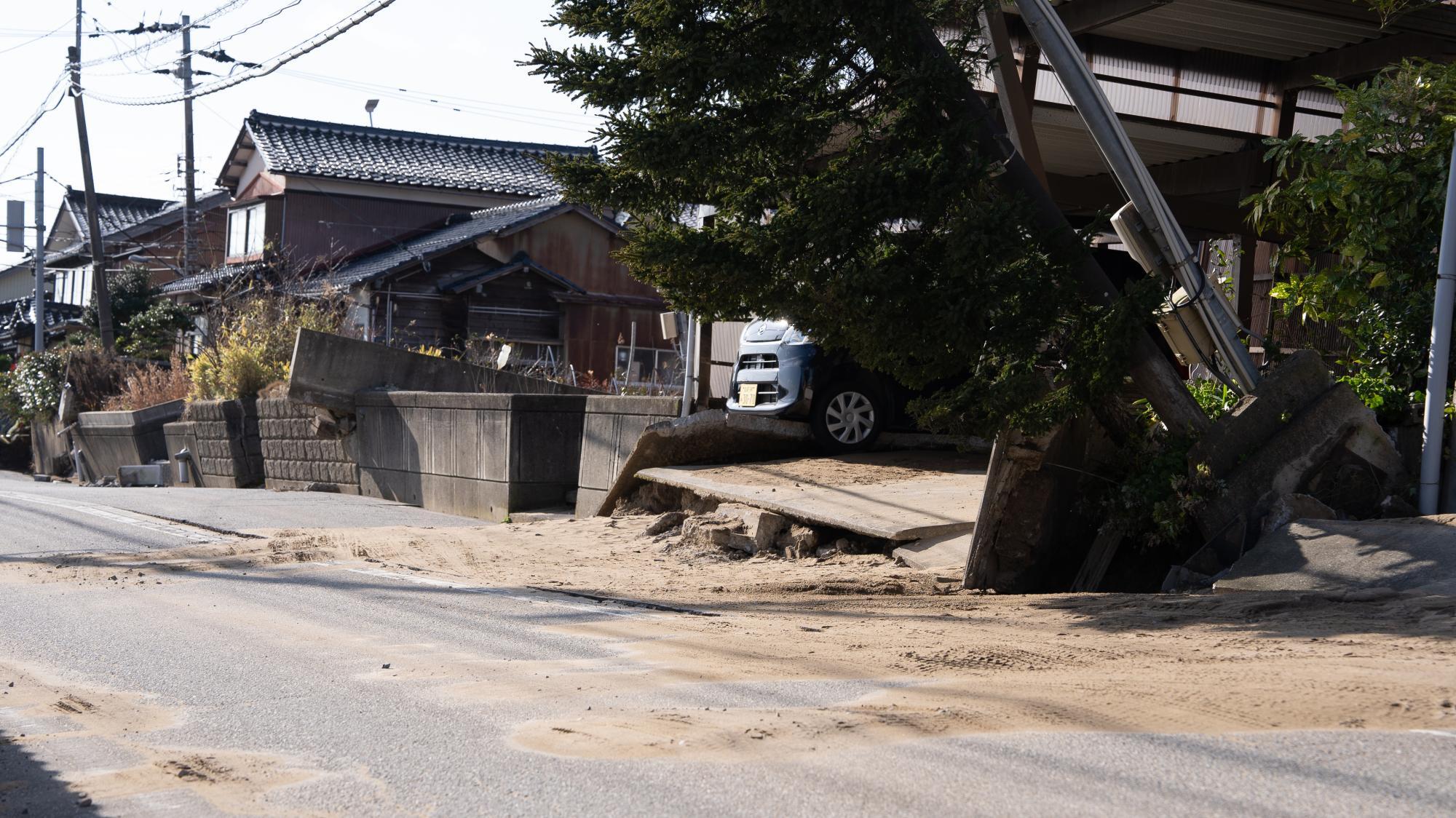 液状化の被害は県道8号線沿いの広範囲にわたっている