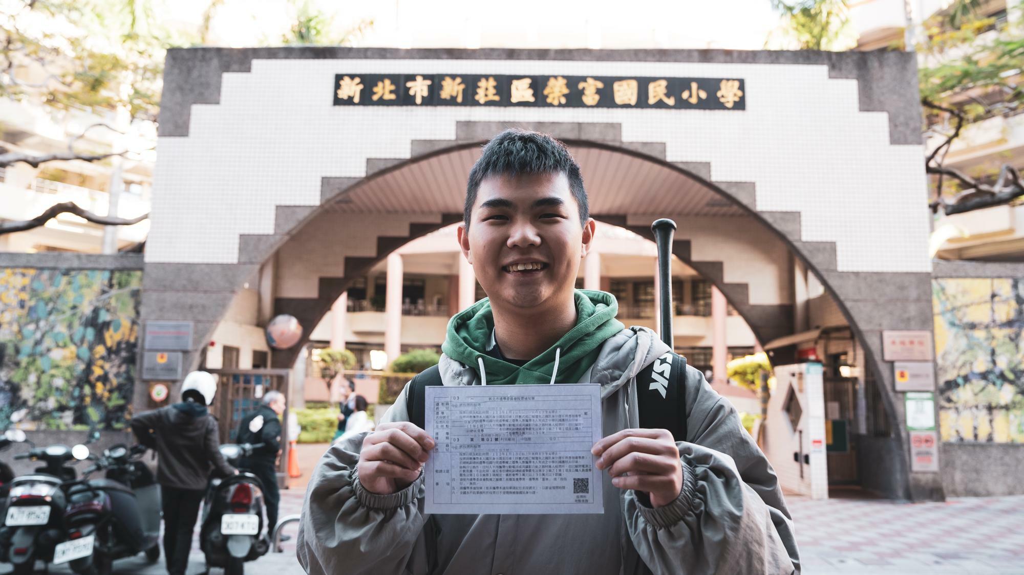 22歳の台湾人は誇らしげに投票用紙を見せてくれた　※個人名など一部加工してあります　撮影：堀潤