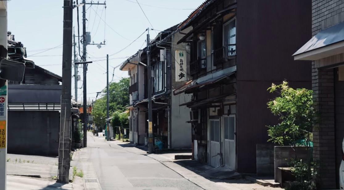 店もほとんどしまっている西中島町の街並み 昔は遊郭もある花街だった（堀潤撮影）