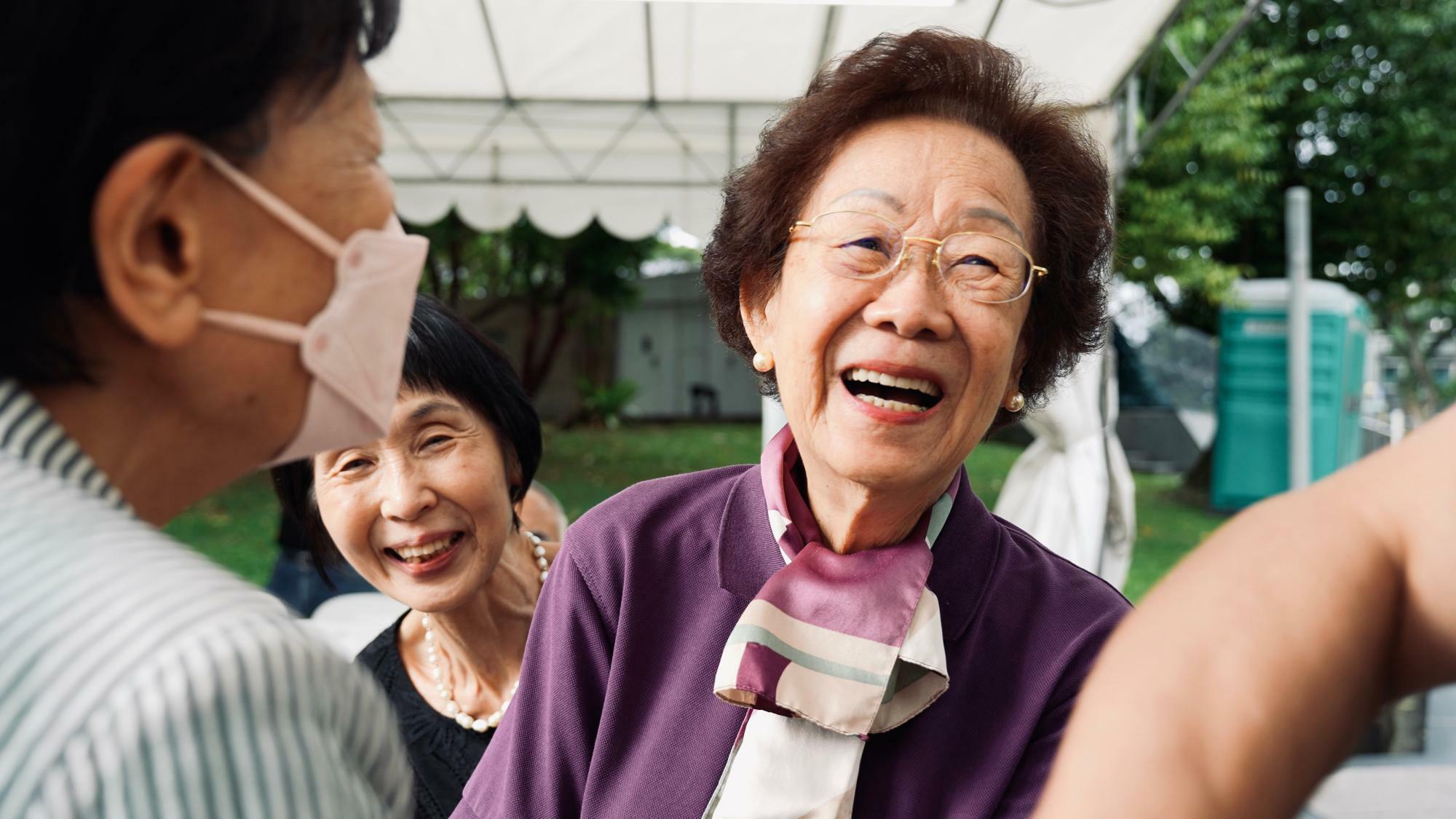 慰霊式典に参加する沈素菲さん（構二葵撮影）