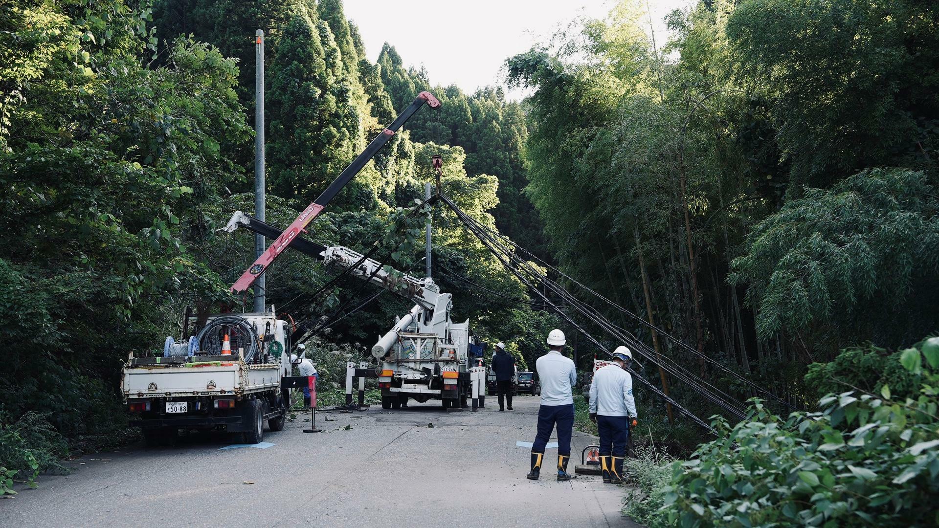 電信柱は数時間後に完成し、その後通信網も回復した。