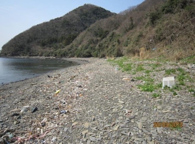 ごみ清掃した長崎県対馬の海岸（2012年3月撮影、写真はいずれも山口晴幸さん提供）