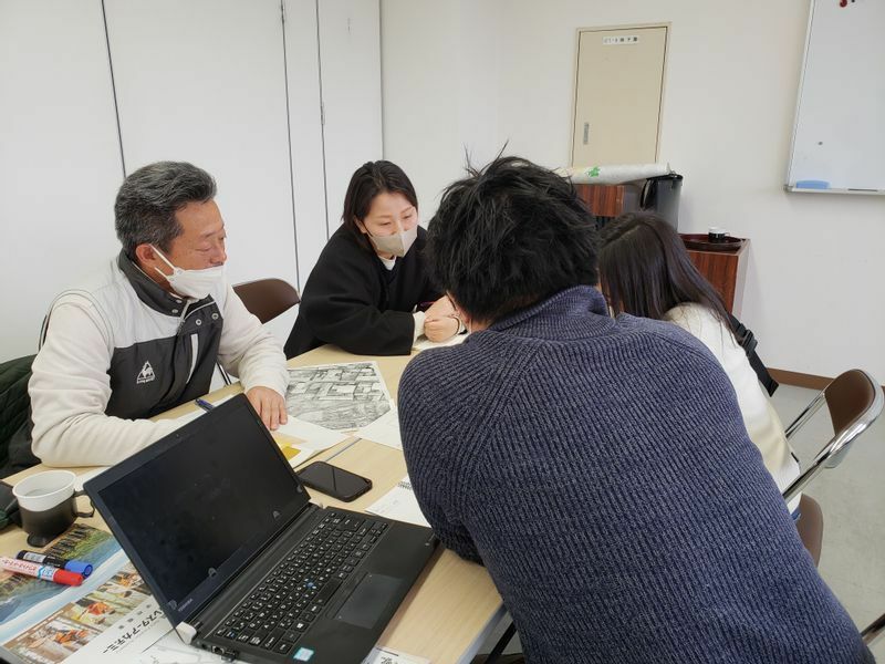 奈良県高取町役場で町職員と議論する若手社員（筆者撮影）
