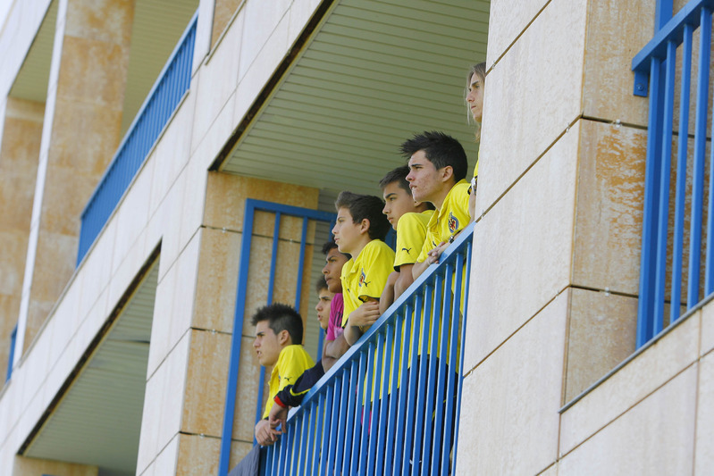 部屋のベランダからトップチームの練習を眺める　ビジャレアルのカンテラーノたち
