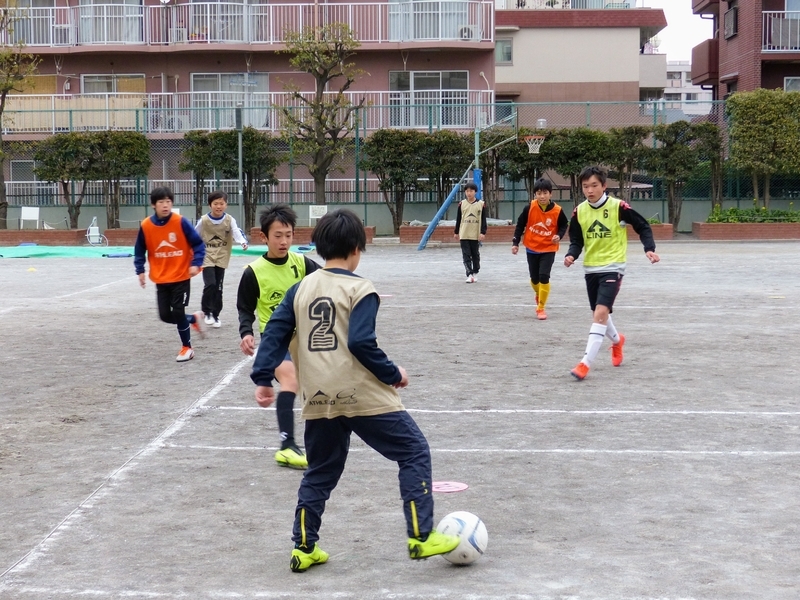 楽しい雰囲気の中、サッカーの原理原則に基づくきめ細やかな指導を受ける大豆戸FCの小学生チーム