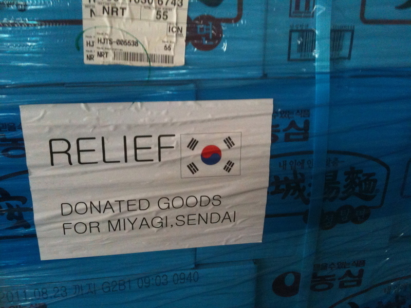 宮城県石巻市での支援活動時、倉庫に積まれていた支援物資（著者撮影2011年4月）