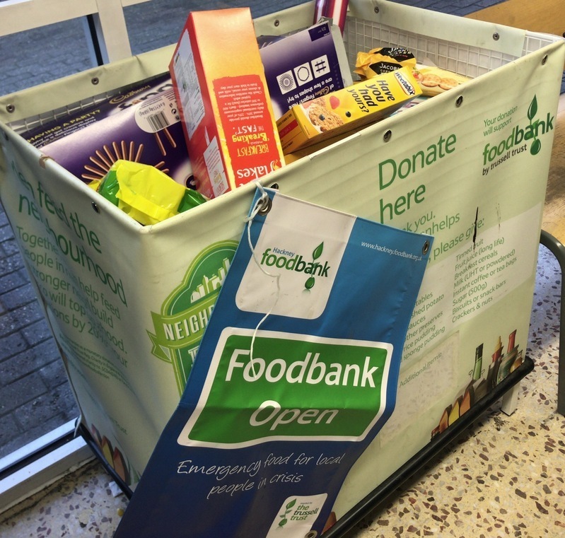 英スーパーレジ横に置かれた、買い物客が食品を寄付できる箱（著者撮影、2017年）