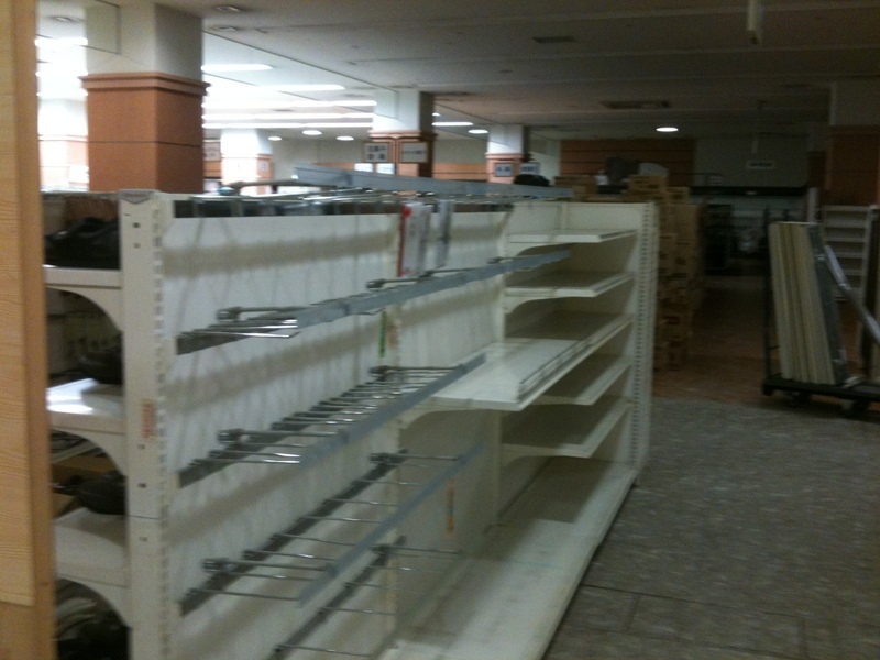 東日本大震災後、商品棚が空っぽになった宮城県石巻市内のスーパー（著者撮影、4月）