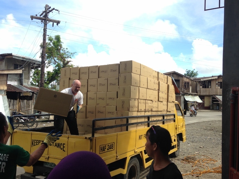フィリピン・レイテ島で、台風による被害の支援活動（著者撮影、2013年12月）