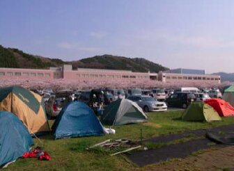 2011年4月、石巻専修大学のキャンパスにボランティア達のテントが（著者撮影）