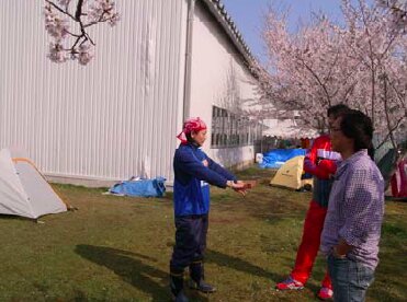 有給休暇を使い果たしてボランティアに来ていた女性(2011年4月著者撮影)