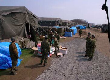 石巻運動公園の各物資のテントごとに自衛隊員5〜7名、物資は開封し検品（著者撮影）