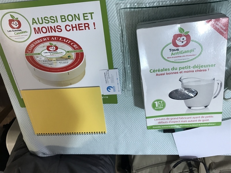 フランスで規格外のカマンベールチーズやシリアルに独自のロゴマークをつけて販売する取り組み（フランス・パリにて著者撮影、2017年2月20日）