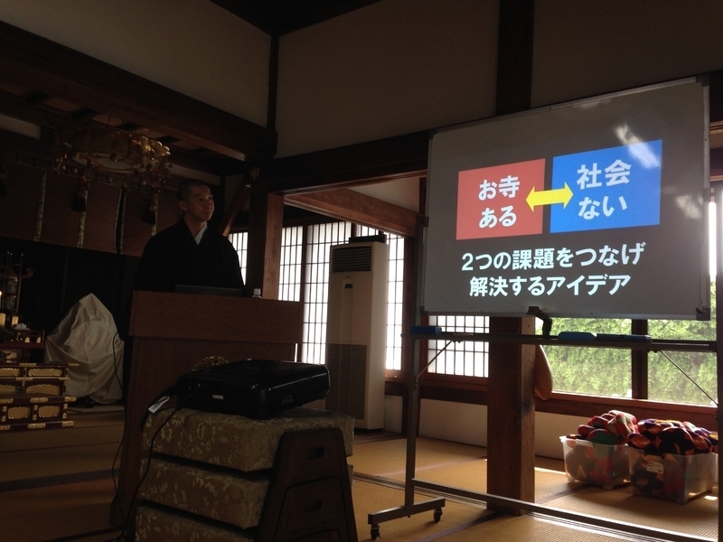 奈良・安養寺でパワーポイントで説明する松島靖朗さん（2016年5月19日著者撮影）
