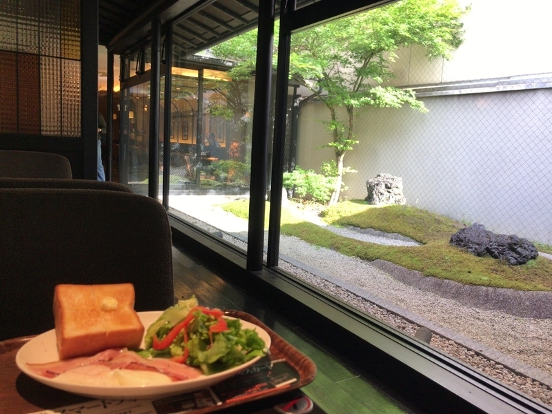 上島珈琲店京都寺町店では中庭の緑を眺めながら飲食できる（2017年5月、筆者撮影）