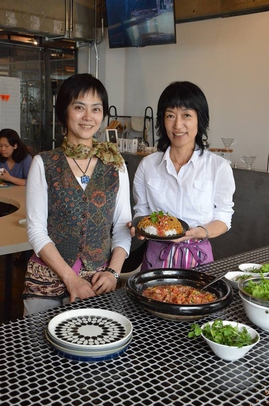 イベントで乾物カレーを提供するサカイ優佳子さん(左)と田平恵美さん(右)