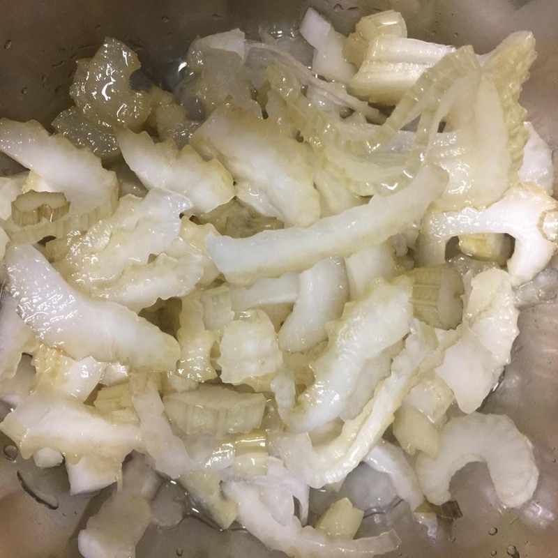 小野さんがビネガーシロップを作ったときの副産物、酢漬けのセロリ