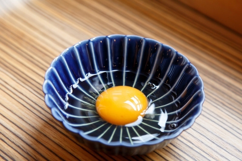 すき焼き専科佰食屋の、味と安全にとことんまでこだわって養鶏農家から入手している卵