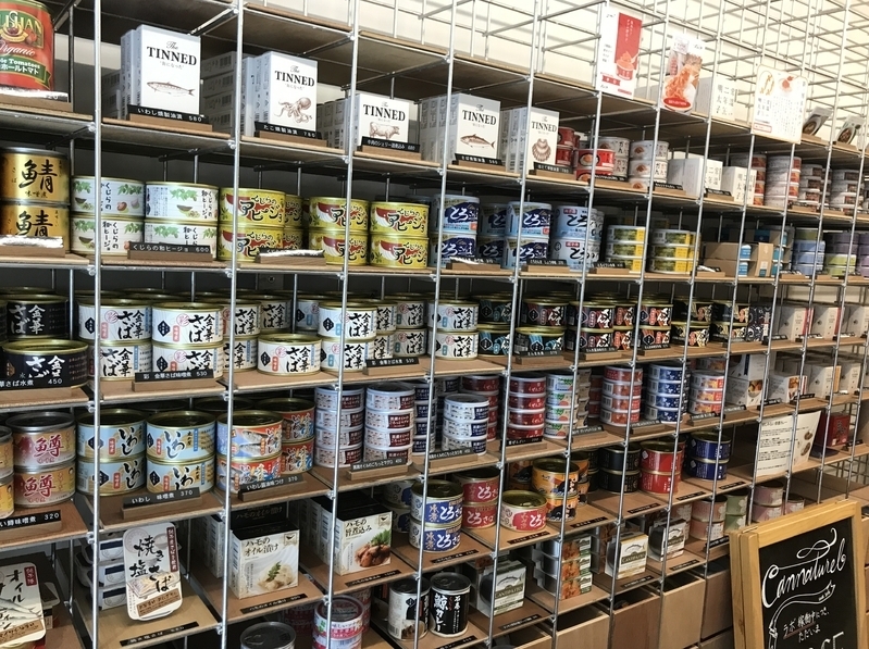 株式会社カンブライトの店舗に並ぶ缶詰（2017年5月、筆者撮影）