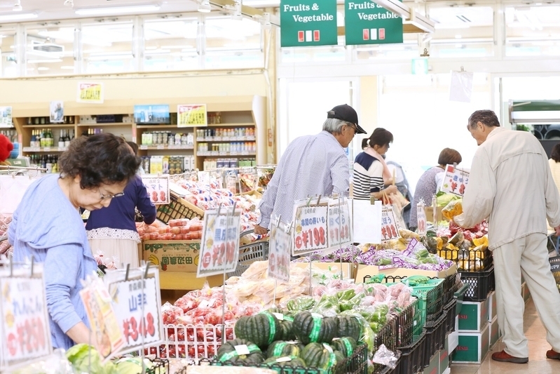 お客さまでにぎわうスーパーまるまつの店内（2017年6月撮影）