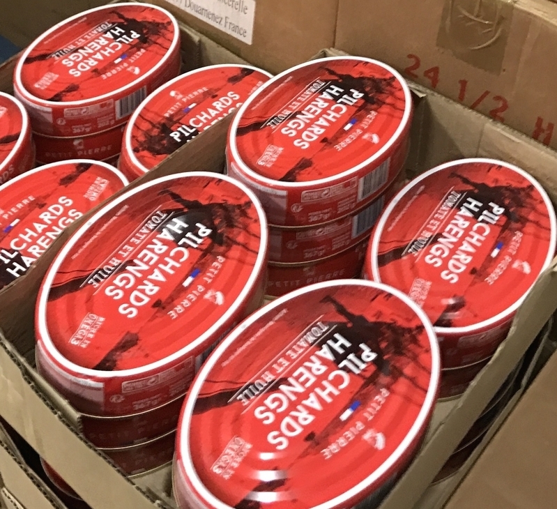 フランスのフードバンクに備蓄されていた缶詰（2017年2月、筆者撮影）