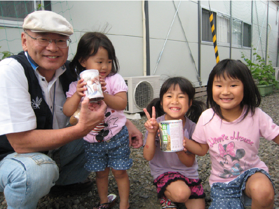 救缶鳥プロジェクトのパンの缶詰を喜ぶ南三陸の子どもたち（写真：パン・アキモト提供）