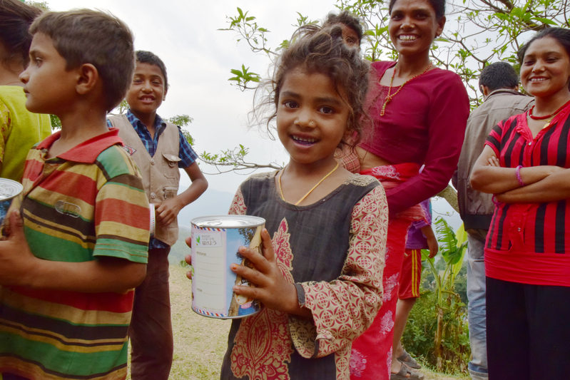救缶鳥プロジェクトのパンを喜ぶネパールの女の子（写真：パン・アキモト提供）