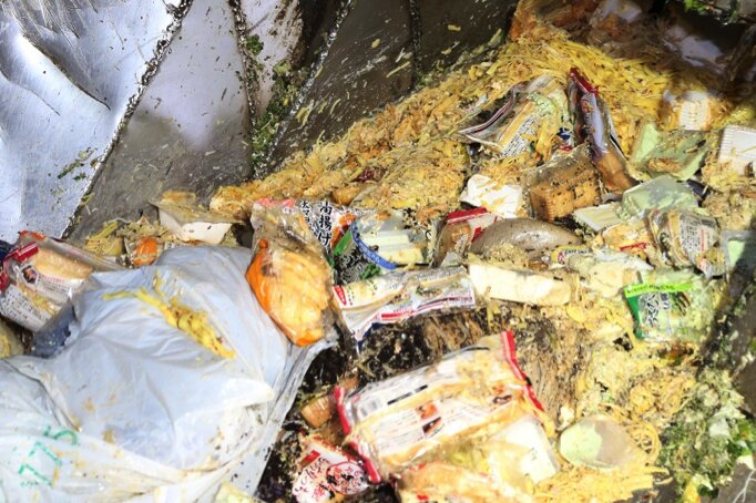 エコの森京都で処理される豆腐や油揚げ、厚揚げなどの加工食品(2017年8月撮影)