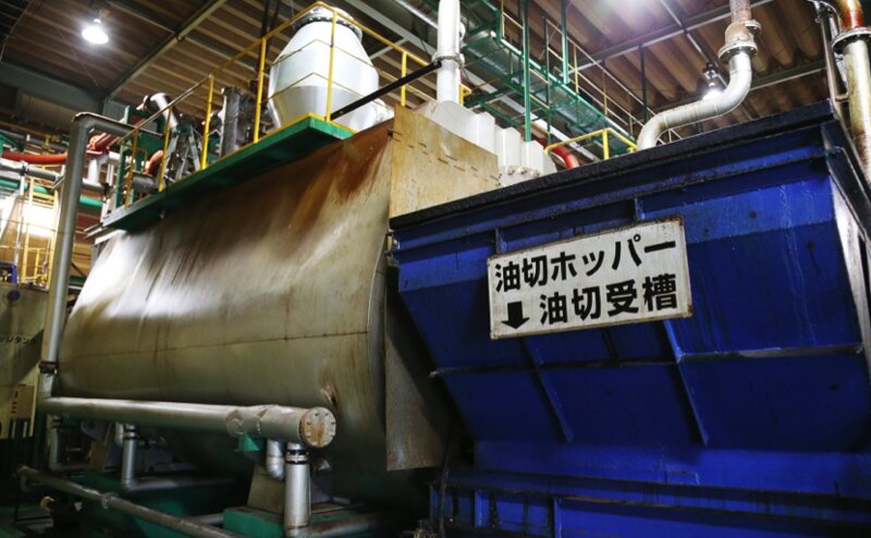 天麩羅を揚げる原理を利用したシステム「油温減圧乾燥システム」(2017年8月撮影)