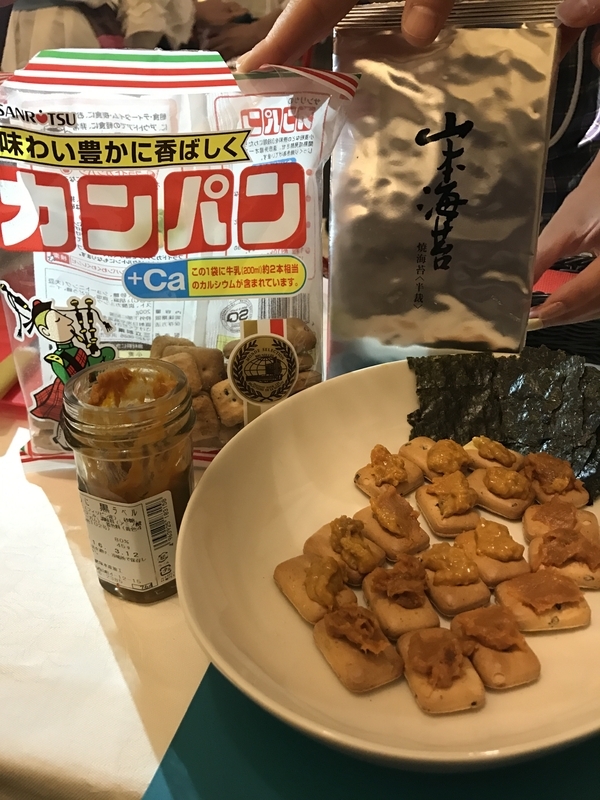 サルベージパーティで持ち寄られた、乾パンと粒うにの瓶詰めでつくった「うにのカナッペ」(2017年2月26日、筆者撮影)