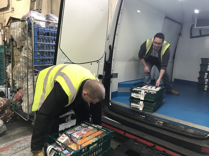 イギリス最大のフードバンク、FareShare（フェアシェア）で、寄贈食品を車両に積み込む職員（2017年2月23日、筆者撮影）