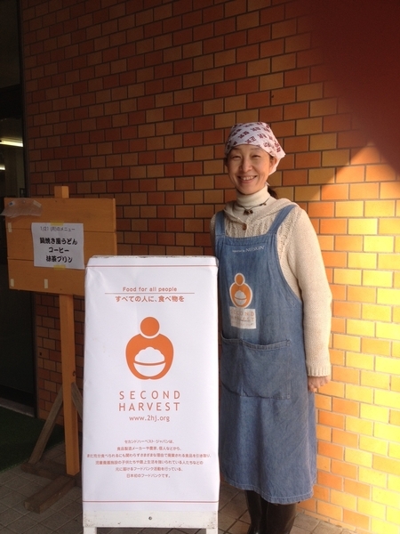 日本のフードバンク、セカンドハーベスト・ジャパンで広報を務めていた筆者(東日本大震災で長期間、廃校校舎で暮らしている方への炊き出し、知人撮影)