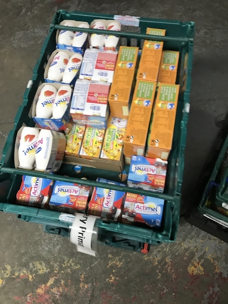 イギリス最大のフードバンク、FareShare（フェアシェア）に届いていた加工食品。ヨーグルトなど冷蔵品も多く寄贈されていた（2017年2月23日、筆者撮影）