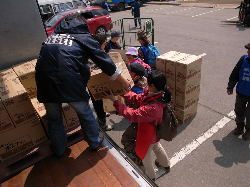 東日本大震災の翌月、トラックで石巻専修大学まで勤務先の製品を支援物資として運び、積み降ろす筆者（知人撮影）