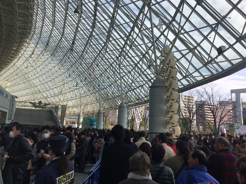 会場の東京ドームに集まる人々（2018年1月19日、筆者撮影）