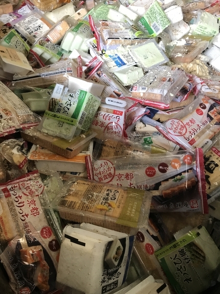 関西最大の食品リサイクルセンター「エコの森京都」に入ってきた多くの食品（筆者撮影）