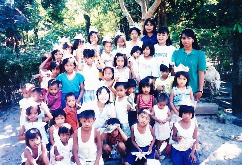 フィリピンで青年海外協力隊食品加工隊員として活動していた筆者（真ん中の白い服。知人撮影）