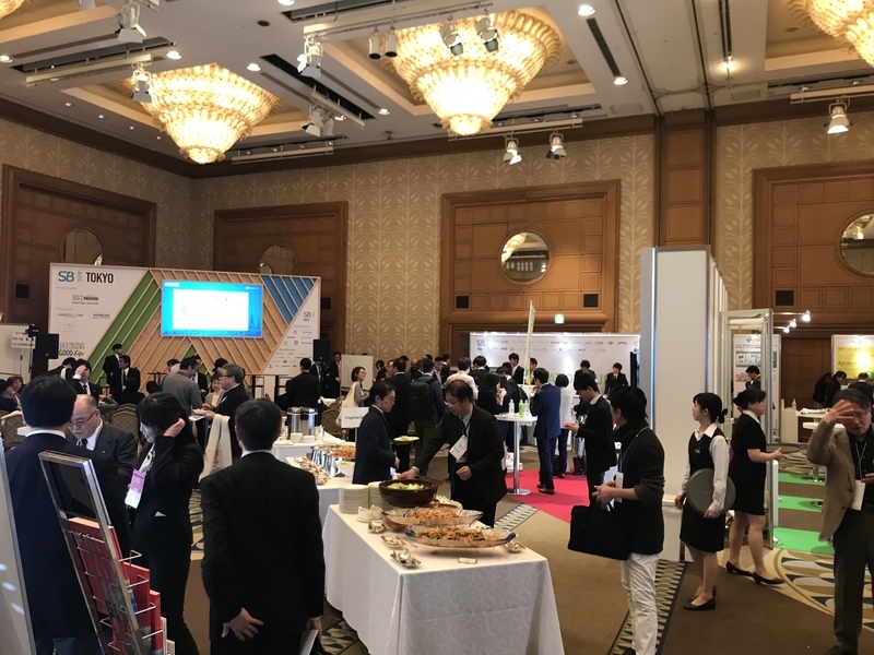 パン・アキモトの講演が行なわれた会場。ランチやドリンクが振舞われた(筆者撮影)