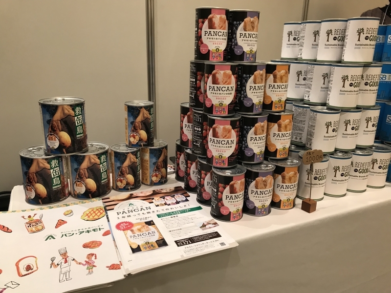 会場で販売されているパン・アキモトのパンの缶詰(筆者撮影)