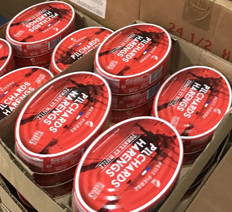 フランスのフードバンクに届いていた缶詰（2017年2月、筆者撮影）