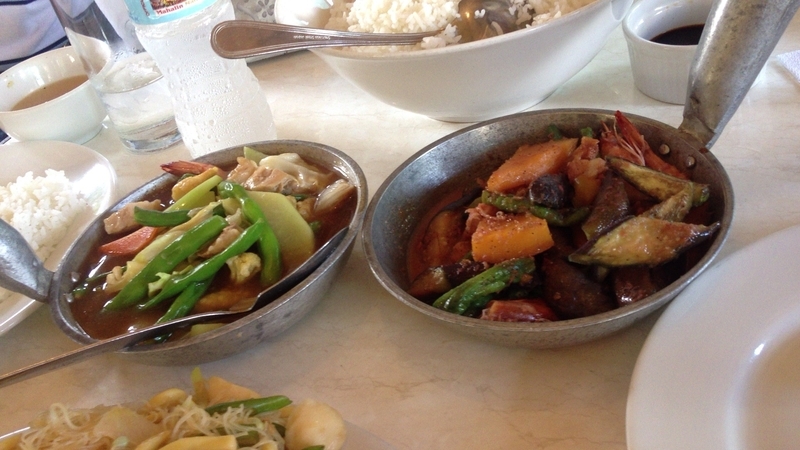 フィリピンの食事の一例。オクラなど、ネバネバする食感は好まれないため、刻まずに、丸ごと炒め煮などにする（筆者撮影）