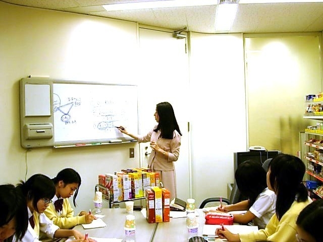 食品企業時代、品川女子学院の生徒に講義を行なう筆者（同僚撮影）