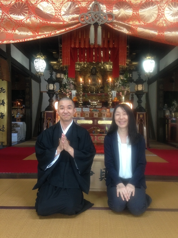 奈良・安養寺の住職、松島靖朗さん（左）と筆者（右）（松島さん撮影）
