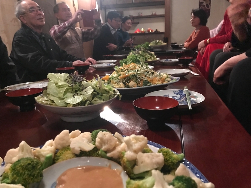 さまざまな世代の20人近くが会場の松賀屋に集まった(筆者撮影)