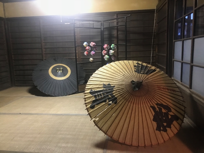 松賀屋の入り口入ってすぐ右手に飾られている和傘(筆者撮影)