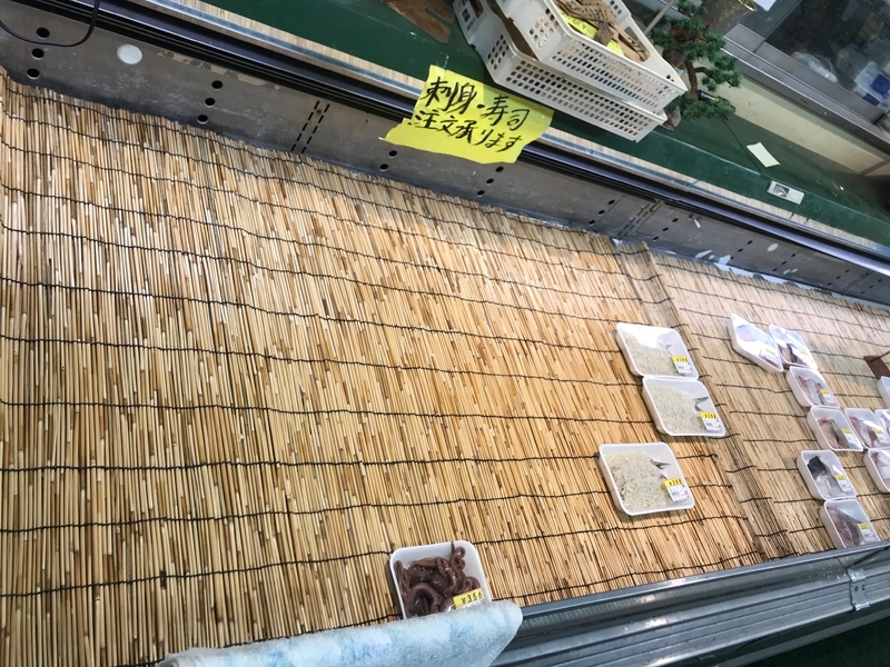 ショッピングストア今川の鮮魚売り場。夕方近くには、ほぼ売り切れていた(筆者撮影)