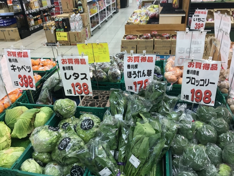 ショッピングストア今川の野菜売り場には地元、香川県産の野菜が並ぶ（筆者撮影）