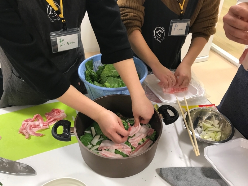 野菜と豚肉を交互に重ねていく（筆者撮影）