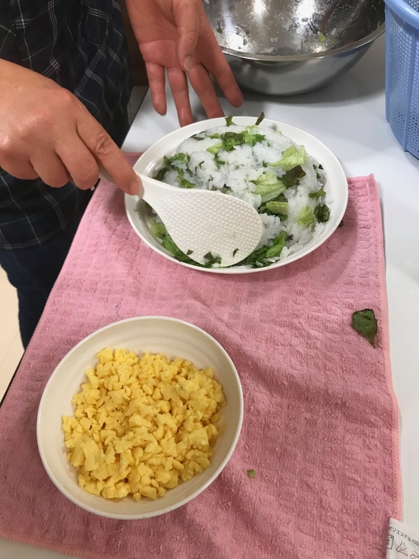 スープ用の余った卵液を使って即興でお寿司を作る（筆者撮影）